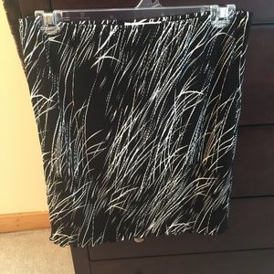 Whitehouse black market blk/white skirt sz S